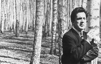 Илья Глазунов в березовом лесу
